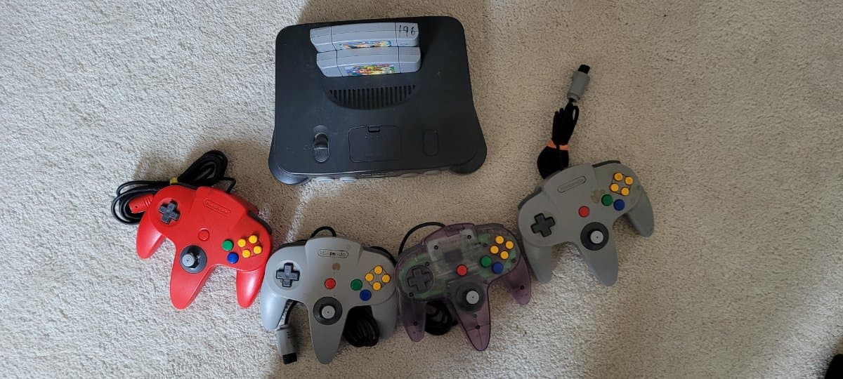 Nintendo N64 - 4 Controllers - 2 Game